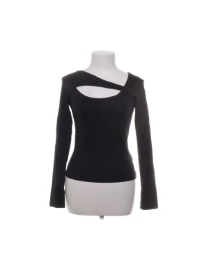 Svart långärmad topp med cut out - Trendig svart långärmad topp med unik cut out-detalj över bröstet och asymmetrisk halsringning. Figurnära passform som ger en snygg siluett. Perfekt för dig som vill sticka ut med en stilren men edgy look.