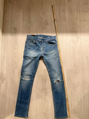 Dondup George  - Stilrena Dondup George. Storlek W30, längd 100cm, bred 36cm. Inga defekter alls, knappt använda. Först till kvarn får bäst pris. 