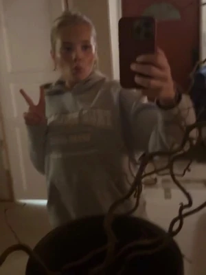 Ljusgrå hoodie med tryck - Säljer en ljusgrå hoodie med tryck framtill, hoodien är sprillans ny från true religion! Storlek xxs! Har även mjukis shortsen till!