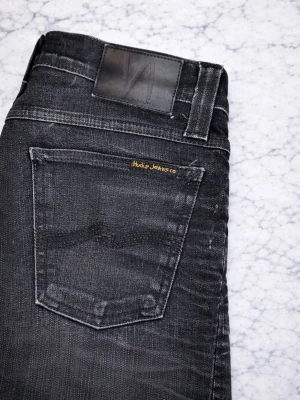 Svarta Nudie Jeans  - Snygga svarta nudie jeans 👖.                                                                                        Bra skick 👌.                                                                        Storlek W26/L32.                                                                                                    Rabbat om man följer 👌