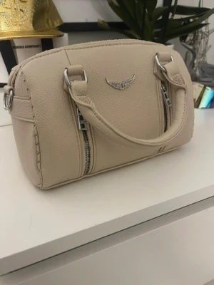 Zadig & Voltaire liknande väska  - Säljer denna Beiga Zadig & Voltaire väska,använt ett par gånger.Jätte snygg väska.💕Köparen står för frakt💕 pris kan diskuteras!