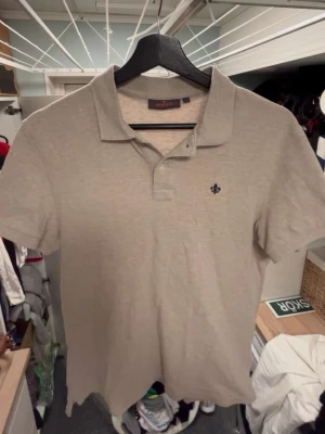 Beige pikétröja från Morris - Tjena! Säljer nu min Morris pike då den tyvärr har blivit förliten på mig, piken är i storlek S, skriv vid minsta fundering 💭 