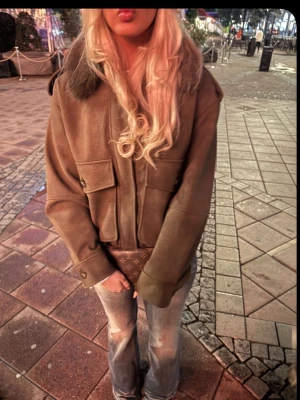 Jacka zara - Jacka ifrån Zara med päls, som är avtagbar som man kan se på bilderna, jackan är ifrån Zara men saknar lapp!! Pälsen är brun, jackan är mer åt det gråa hållet