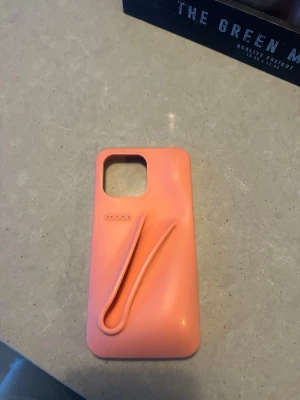 Rhode Korall Mobilskal - Superfint corall/rosa mobilskal från Rhode! Måtten står i sista bilden vet inte exakt vilken modell den passar då de inte stod. Men de är för stort för min IPhone 14 Pro.