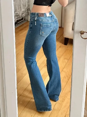 Blå low waist bootcut jeans - Köpta här på Plick men säljer de igen pga att de inte passade 💓Vintage från Dissy 💓midja 39 innerben 86 