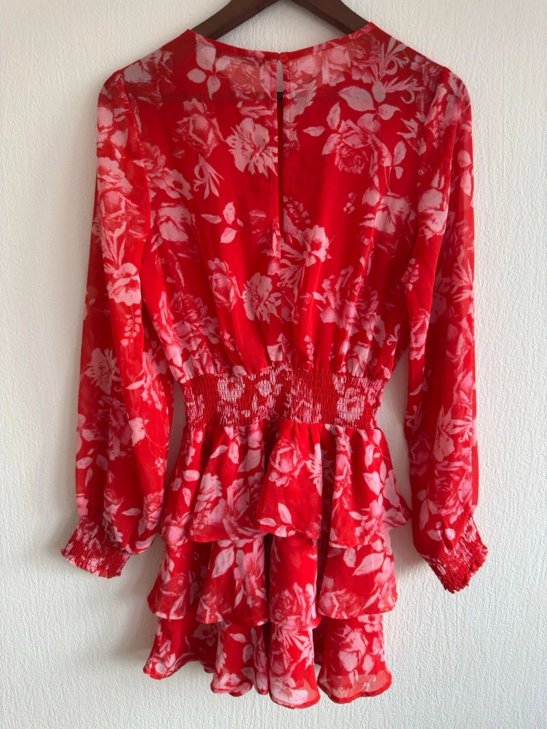 Röd blommig volangklänning - 4