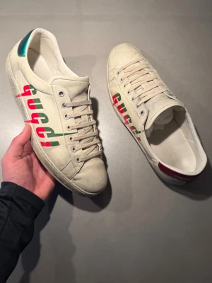 Gucci Skor - ‼️VI TAR INGA BYTEN‼️ Gucci ”Ace” Sneakers | Skick: 8,5/10 | Storlek UK 9 motsvarar 44-45 EU  | Tillkommer nya snören & kort vid köp! | Frakt sker inom 24 timmar efter köp 📦💨 | Hör av dig vid minsta fråga eller fundering 💭