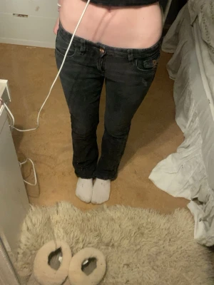 Svarta jeans straight fit - Säljer ett par svarta jeans med klassisk straight fit. Jeansen har fem fickor, knappgylf och bling på bakfickan. Snygg, enkel design som passar till det mesta. Materialet är slitstarkt denim i bomull.