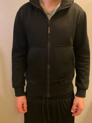 Cp company - Tjena, säljer denna Cp company med glasögon Luva. Riktigt skön och snygg tröja. Skulle nog sitta på runt 170. Vid frågor eller annat bara o skriva! Mycket bra skick 