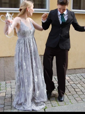 Ljusblå balklänning! - Säljer nu min älskade, unika och fina balklänning då den ej kommer användas mer. Den är i en kall ljusblå färg med lite glansiga spetsdetaljer. Hör av er om ni har frågor eller så!🩷🩷🩷