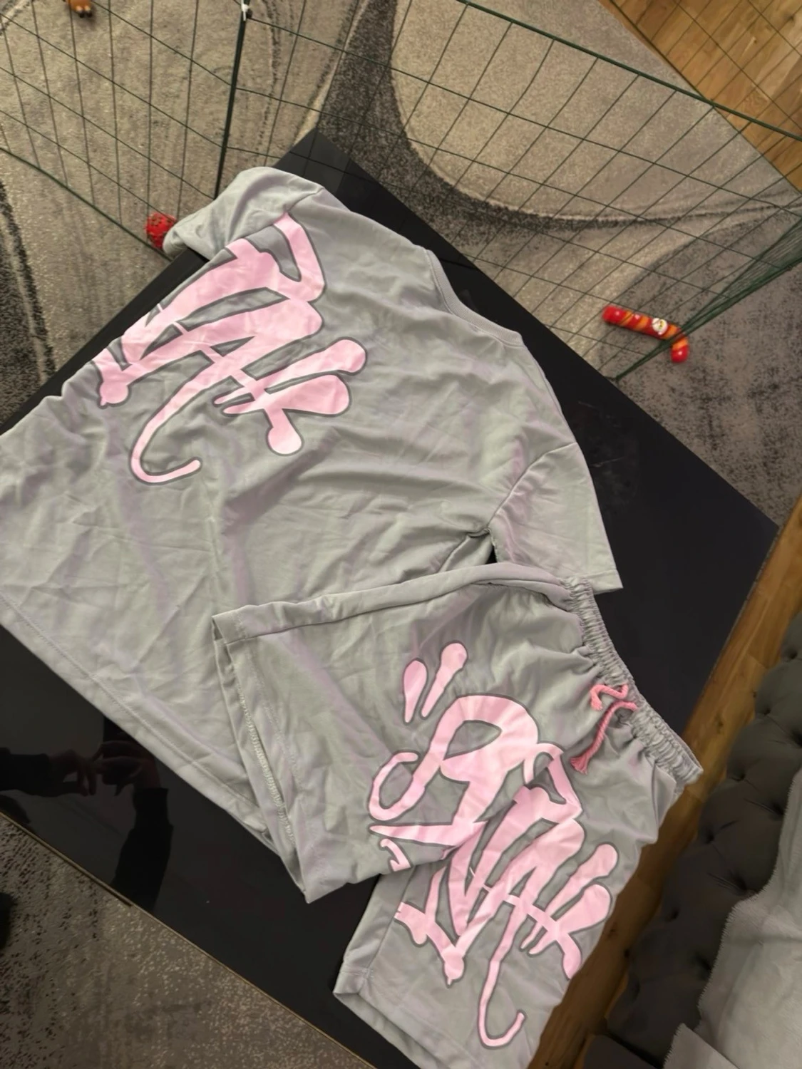 Grått set med rosa graffiti-tryck - 6