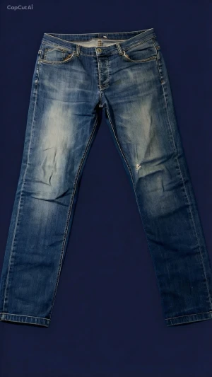 Mörkblå Selvedge Jeans - Säljer mina mörkblå jeans med en snygg tvätt och en lite sliten detalj från Denim Is Dead. Jeansen har en klassisk femficksmodell med normal passform och knappgylf. Perfekta till en avslappnad stil.