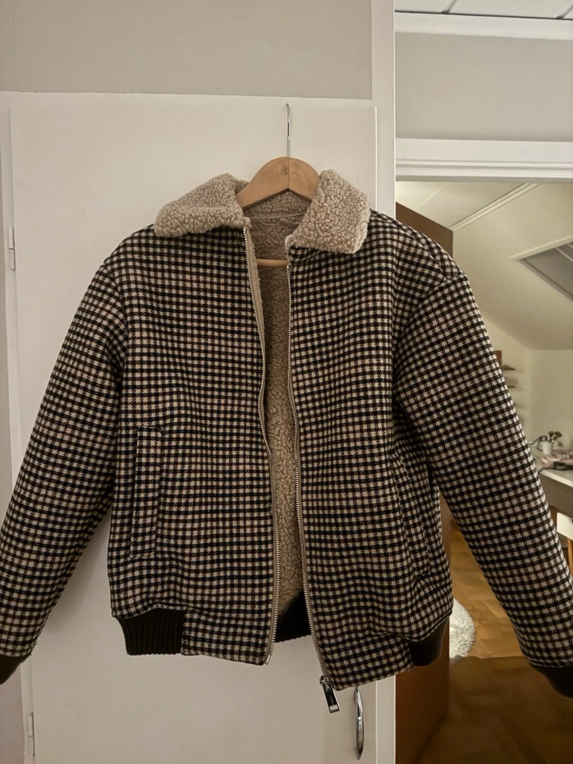 Brun och vit rutig teddyjacka - 1