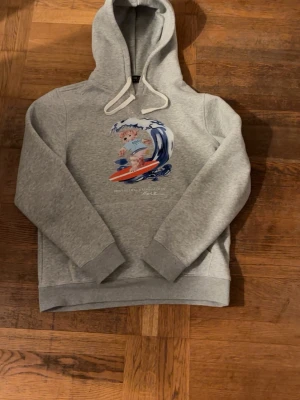 Grå hoodie Polo Ralph Lauren L - Unik Grå hoode från Ralph lauren. Liten i storleken så denna sitter som en m