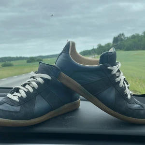 Maison margiela gats - Tjena, jag säljer dessa skor för att jag nu har börjat tröttna på dem. Skorna sitter i storlek 42 men är i storlek 41🤩. Skorna är i en lite äldre model/ pre ganillano. Jag har inge låda eller dustbag. Priset går att diskuter👌                             Hör av er vid minsta fundering 😊