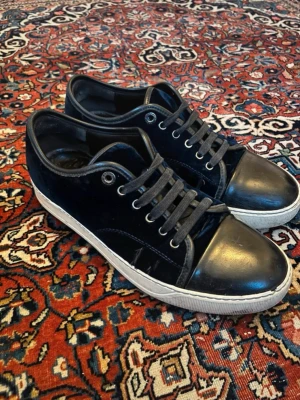 Svarta sneakers från Lanvin i sammet - Säljer dessa sammet Lanvins. Hysat bra skick, bara lite slitningar på sidorna (sista bilden). Ingen box.  Köpta på vinted. Ställ gärna frågor!
