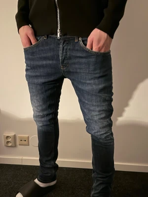 Dondup George jeans - Ett par Riktigt snygga Dondup jeans i mörkblå färg. Byxorna är i näst intill nytt skick!🙌  Modell: George!  Size: W32             Modell runt 179cm, 70kg. 🔹 Hör av dig vid frågor eller funderingar🙌🙏
