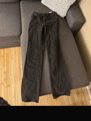 Svarta raka jeans från Vero Moda - Säljer ni dessa jeans från Vero Moda i storlek 26/34 då de inte kommer till användning för mig, använd en gång så de är som nya💕