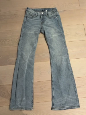 Ljusblå bootcut jeans - Ljusblåa jeans från hm i storleken 38 som aldrig använts pågrund av för stor storlek. 