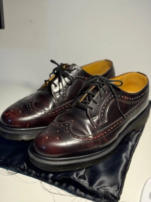 Dr. Martens vinröda brogues - Snygga mörkbruna brogues från Dr. Martens. Äkta skinn på skorna, och skorna är knappt använda.