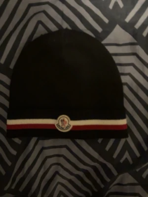 Moncler beanie - Helt fräsch och ganska ny köptes i september för 2499kr hos fartfetch, kvittot finns kvar.