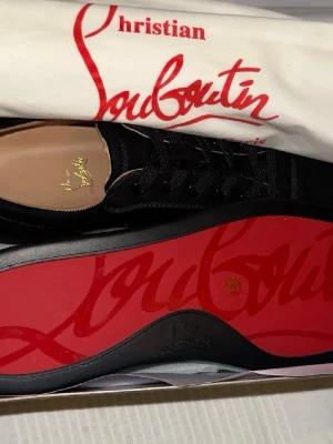 Svarta sneakers från Christian Louboutin - Säljer just nu dessa feta Louboutin skor. De är i strl 45 passar 44 också. De är helt oanvända. Allt på bilderna medföljer. Vid frågor är det bara att skriva!