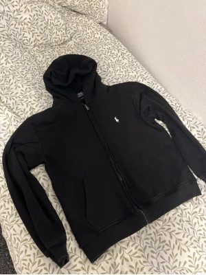 Polo ralph lauren hoodie - Alldrig använd men den passade inte mig så därför säljer jag.
