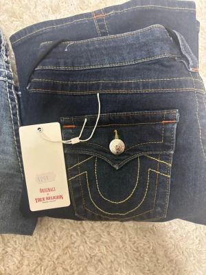 True Religion Joey Low Rise Flare Jeans - Mörkblå populära true religion jeans, inga defekter använda typ 4 gånger. Strlk 28 köpta på jeansbolaget