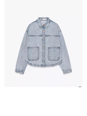 Ljusblå croppad jeansjacka från Zara - Snygg ljusblå jeansjacka från Zara med croppad passform och stora framfickor. Klassisk krage, långa ärmar och knappar framtill. Perfekt för dig som vill ha en trendig och avslappnad look. Aödrig använd, nypris 420