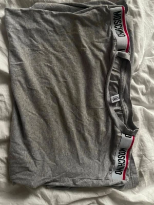 ***Moschino*** - Snygg grå t-shirt från Moschino.