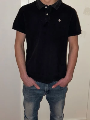 Morris piké  - Tja, säljer min svarta Morris pike som är i riktigt bra skick. Den passar perfekt till sommaren o en vanlig dag. Riktigt stilig. Storleken är M. Mvh  