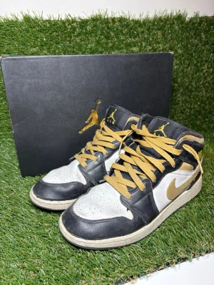 Nike Air Jordan 1 svart/vit/guld - Feta air Jordan 1 mids till galet pris , helt äkta 🔥🤩