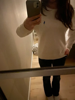 Vit sweatshirt från Ralph Lauren - En sååå fin och bekväm jersey från polo Ralph lauren! Storlek S, perfekt nu till vintern. Skriv gärna om du är intresserad eller har några frågor💕💕