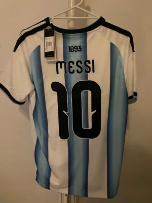 Lionel Messi 10 Argentina 2026 VM fotbollströja - Lionel Messi 10 fotbollströja. Helt ny med tag. Nyckelring följs med! Storlek Small. Otrolig kvalité bundle är möjligt så hör av er om nit Intreseradd priset är ej hugget i sten