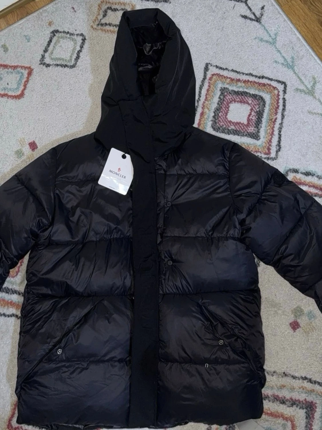 Svart Moncler dunjacka med huva