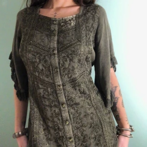 broderad indisk blus   - Så drömmig blus/tunika med broderi, volang-ärmar och andra fina detaljer🧚✨