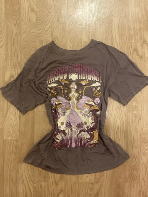 Cute grafic T-shirt with hippie print 100% cotton - Cook dusty lila tshirt med fint print på framsidan. 100% bomull och perfekt skick!🥰