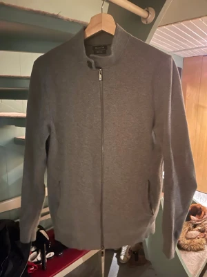 Fullzip från Massimo dutti - Snygg grå ziptröja från Massimo dutti med hel dragkedja framtill. Enkel och stilren design som funkar till det mesta. Om du har nån fråga är det bara att höra av dig/ Max