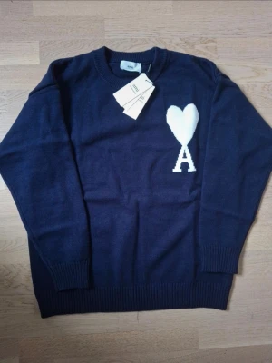 Ami Paris tröja  - Ami Paris tröja I Storleken S. Den är helt ny aldrig använd tidigare men testad. Meddela gärna om du är intresserad 