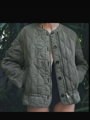 Quiltad jacka  - Stilren quiltad jacka i en snygg khakigrön/olivgrön nyans. Lätt men varm, perfekt som övergångsjacka vår/höst eller svala sommarkvällar. Rak, avslappnad passform som funkar lika bra till vardag som till en mer uppklädd look. Detaljer: Quiltat mönster Knäppning med både dragkedja & knappar Mjuk och bekväm Tidlös färg som är lätt att matcha Snygg både öppen och stängd Säljer pga kommer inte till användvänding, endast använd 1 gång