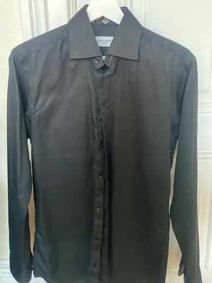 Svart skjorta från John Henric - Klassisk svart skjorta från John Henric. Den är tillverkad i 100% bomull . Passar alla tillfällen.