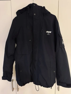 Adept skidjacka från Dope - Mycket sparsamt använd skidjacka från Dope. Storlek: S