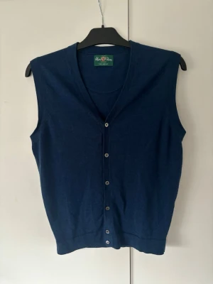 Alan Paine finstickad väst - Denna brutalt snygga eftertraktade Alan Paine västen i storlek 50 (M) säljes. 100% lamull och skicket är i princip helt nytt då den i princip är oanvänd! Absolut topp skick och sitter grymt!