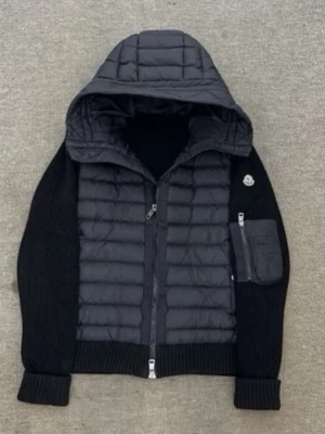 Svart teddyjacka med huva från Moncler - OBS, priset kan diskuteras  Hej! Jag säljer nu min moncler cardigan, skicket är 9,5/10 den är andvänt väldigt sparsamt och lite, andledningen varför den säljs är pågrund av att jag ändrade min personliga stil så har jag inte mer behov av den längre. Den är äkta och köpt ifrån en butik i Sthlm som heter Nk, priset är hugget i Sten hör av dig vid minsta lilla fundering! 🙌😄 