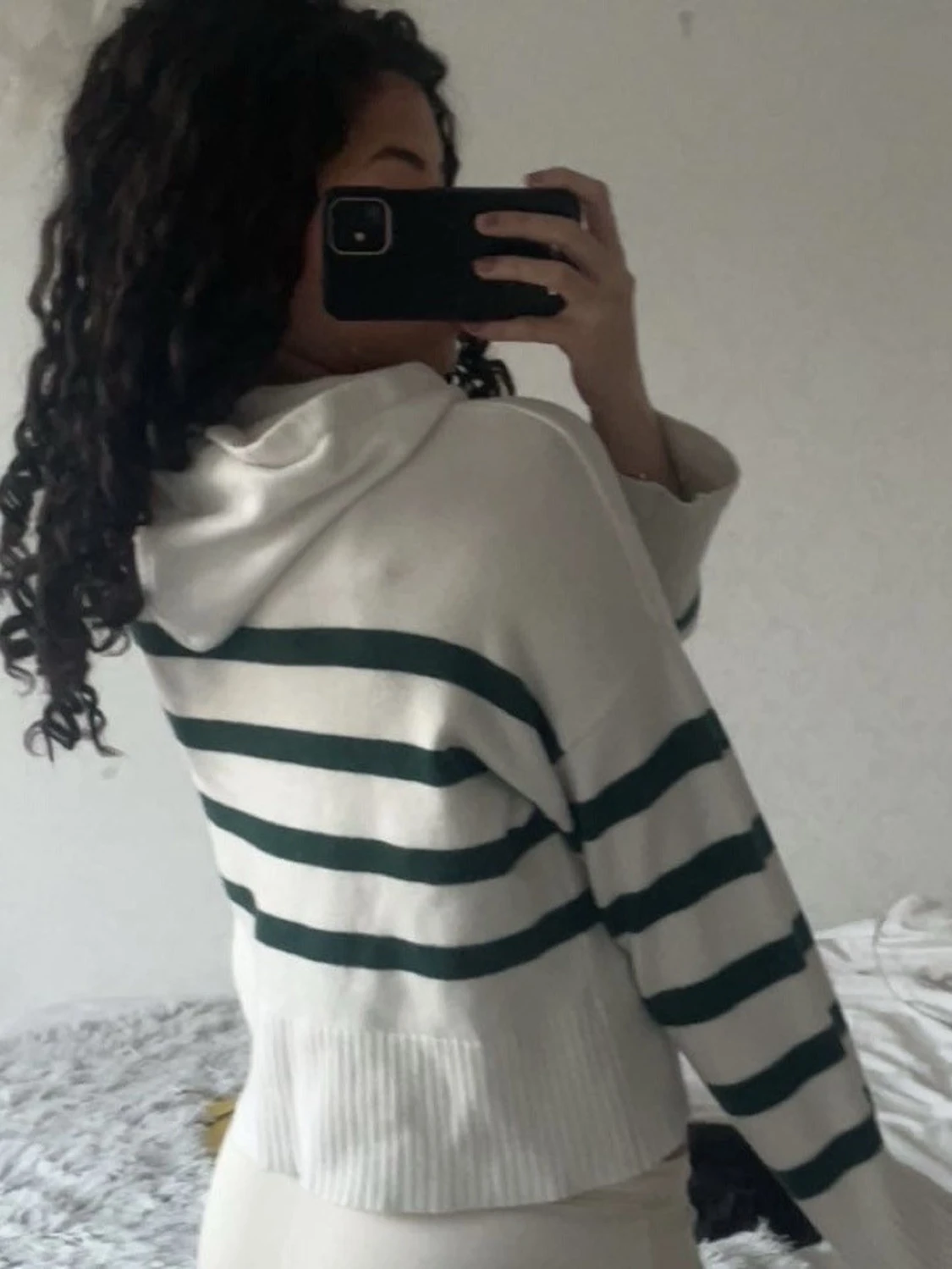 Vit stickad hoodie med gröna ränder - 2