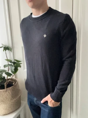 Morris tröja stickad  - Morris stickad tröja M, inga direkta defekter. Kan anses vara lite tvättad för mycket men inget som märks direkt. Passar väldigt bra på modellen som är 180 cm 75 kg och bär M! 🙏
