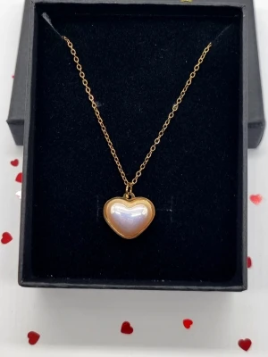 Elegant halsband med hjärta  - Material-rostfritt stål.  Hjärta längd-1,5cm