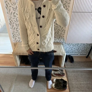 Tommy Hillfiger Cardigan - En fet vit Tommy Hilfiger Cardigan | Skick 9/10🌟| Praktiskt taget oanvänd! | Storlek S | Pris kan diskuteras vid snabb affär! | Hör av dig vid minsta fundering! | 