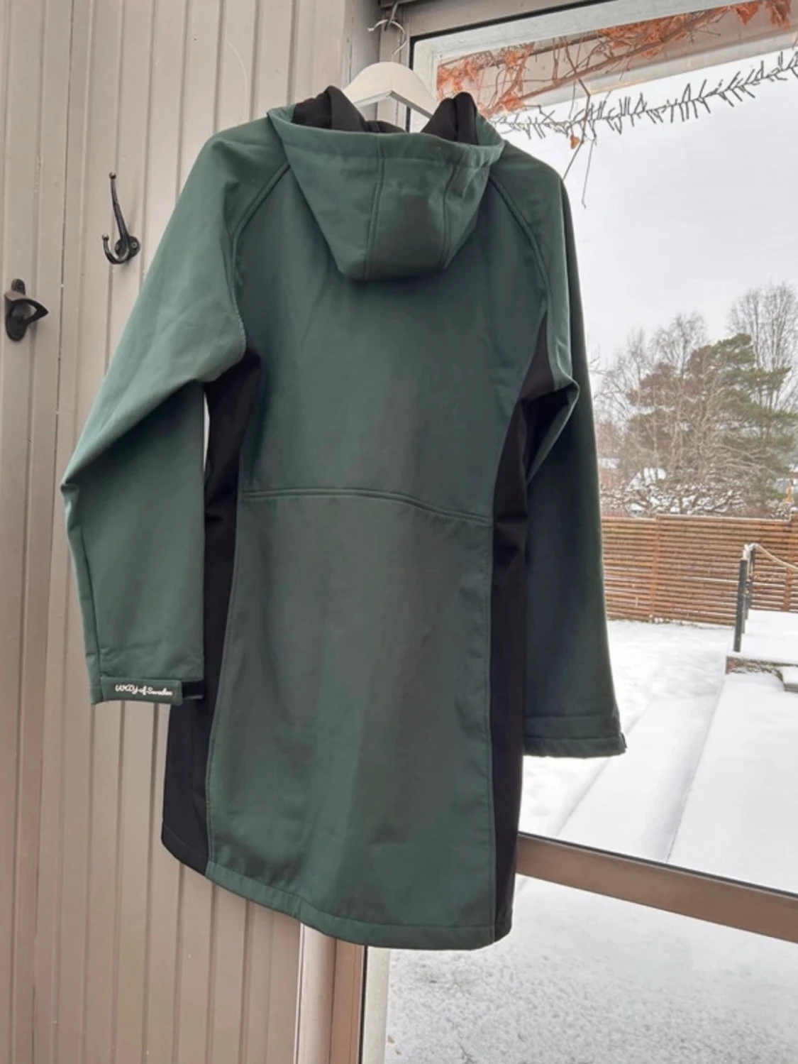 Mörkgrön regnjacka med huva - 1