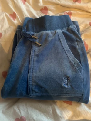 Blå juicy couture byxor  - Snygga juicy byxor i fint skick